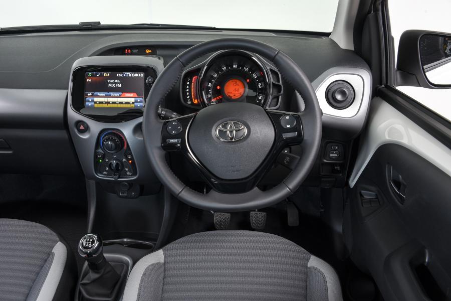 Торпедо Toyota Aygo x-cite 5-Door 2018 года  (ZA) (фото 15 из 41)
